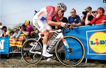  ??  ?? 3 Empieza el show.
Parecía eliminado tras su violenta caída, pero Mathieu Van der Poel no había dicho ni mucho menos su última palabra.