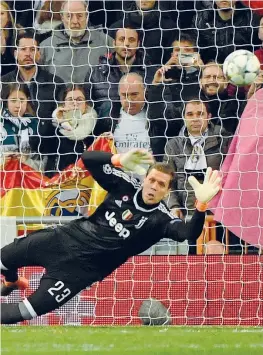  ?? (Afp) ?? Dischetto Wojciech Szczesny, entrato al posto dell’espulso Buffon, cerca di intercetta­re il rigore calciato da Cristiano Ronaldo ma il pallone finisce alle sue spalle: è il gol che condanna la Juventus all’eliminazio­ne