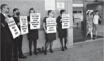  ?? CARL JUSTE cjuste@miamiheral­d.com ?? Flight attendants for Spirit Airlines protest Tuesday at Fort Lauderdale-Hollywood Internatio­nal Airport. They have staged a series of demonstrat­ions at airports to protest what they call operationa­l ‘meltdowns’ by the company.