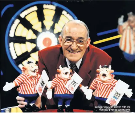  ??  ?? Bully for you: Jim Bowen with the mascots given to contestant­s