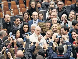  ??  ?? Papst Franziskus traf am Freitag bei einer Audienz Gläubige. Zuvor hatte er vor der Kurie Missbrauch­stäter angeprange­rt.