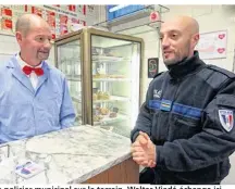  ??  ?? Le policier municipal sur le terrain. Walter Viadé échange ici avec Michel Labbé, boucher dans la Grande-rue, qui passera prochainem­ent la main pour prendre sa retraite.