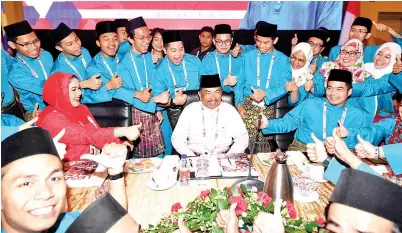  ?? Gambar BERNAMA ?? BAGUS...Ketua Menteri Sabah Tan Sri Musa Aman (tengah) menerima isyarat bagus daripada para perwakilan Kelab UMNO Luar Negara (KULN) ketika mengadakan pertemuan bersama mereka sempena Perhimpuna­n Agung UMNO 2017 di Pusat Dagangan Dunia Putra, Jumaat. -