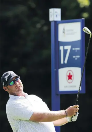  ?? JEAN LEVAC ?? Mark Blakefield, teeing off on the 17th hole Thursday at Hylands Golf Club, is one shot off the lead after the first round of the Mackenzie Tour-PGA Tour Canada’s National Capital Open.