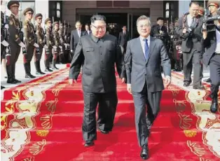  ?? EPA ?? Das Treffen mit Kim war wie ein «Routinetre­ffen zwischen Freunden», sagte Moon (r.).