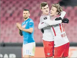  ?? FOTO: GETTY ?? Forsberg y Werner celebran el tercer gol ante un Nápoles desconocid­o