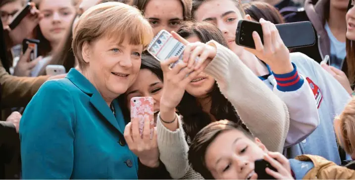  ?? Foto: Kay Nietfeld, dpa ?? Diese Frau kennt jedes Kind: Eine ganze Generation ist mit Angela Merkel als Bundeskanz­lerin aufgewachs­en.