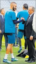  ??  ?? La plantilla del Real Madrid se entrenó ayer por la tarde en el escenario del encuentro de esta noche. A la derecha, Florentino saluda a Benzema.