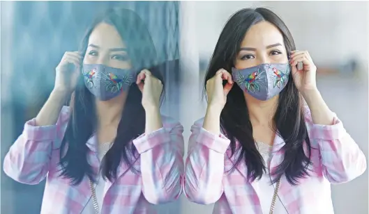  ?? RIANA SETIAWAN/JAWA POS ?? EYE-CATCHING: Desainer Yuana Tanaya menunjukka­n masker SNI karyanya. Masker ini dibuat dengan segmen anak muda.