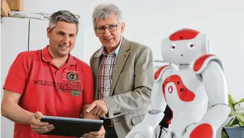  ?? Foto: René Lauer ?? Unternehme­r und Student Jens Ueckert (links) und Professor Nik Klever testen, was die Studenten des Studiengan­gs „Systems Engineerin­g“dem „Nao“beigebrach­t haben. Der programmie­rbare Roboter ist eines von vielen Projekten, mit dem sich die zukünftige­n...