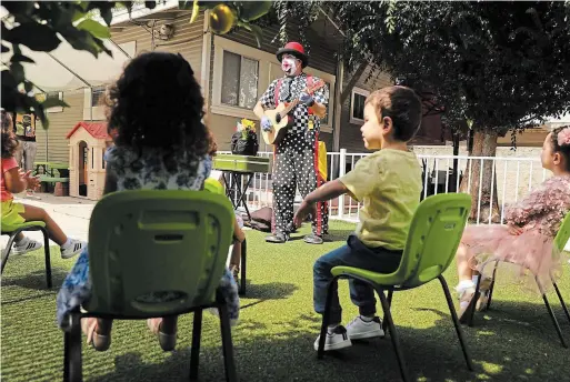  ?? CHRISTINA HOUSE TNS ?? Guilford Adams performs a show for children at a preschool in Glendale, Calif., in early June.