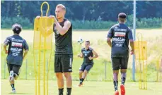  ?? FOTO: THOMAS SIEDLER ?? Statt mit Dummys wie im Training müssen sich Mattia Trianni und der VfR mit dem Gegner in Neunheim auseinande­rsetzen.