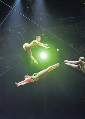  ??  ?? Vértigo. Una escena con trapecista­s que cruzan los límites.