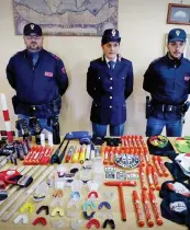  ?? ANSA ?? Il materiale sequestrat­o agli ultrà polacchi dalla Polizia.