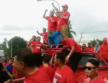  ??  ?? Seeing red: Red Shirt protesters, led by Datuk Jamal Yunos, holding road blockades to stop the Bersih convoy from Teluk Intan to Sabak Bernam. Police had to move in to contain the situation.