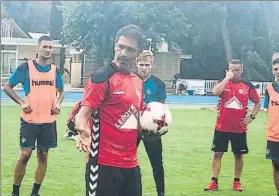  ?? FOTO: ROGER BENET / CE SABADELL ?? El Sabadell Se entrena a las órdenes de su nuevo míster, Toni Seligrat