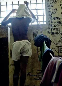  ??  ?? Condizioni a rischio Un detenuto all’interno di un carcere nigeriano (foto archivio)