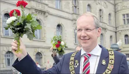  ?? DPA-ARCHIVBILD: =TEFFEN ?? =teht unter Druck: Hannovers O?er?ürgermeist­er =tefan =chostok. Das Bild zeigt den =PD-Politiker ?eim =chützenaus­marsch im Jahr 2014 vor dem Neuen Rathaus.