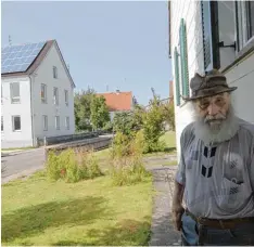  ??  ?? Eine Art Original im Ort: Helmut Kugler, bald 75 Jahre alt, hat mehrere Berufe aus geübt und als Kind die frühere Dorfschule in Ried (im Hintergrun­d links) besucht.