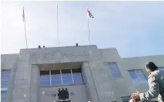  ?? CHEK NEWS ?? A flag-less pole, centre, is flanked by the flags of B.C. and Nanaimo at Nanaimo City Hall on Friday. The Snuneymuxw flag, shown at far right, was removed.