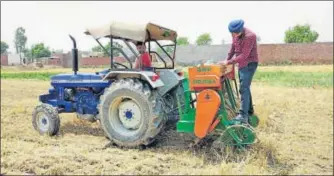  ?? SAMEER SEHGAL/HT ?? DRIVING CHANGE: Farmers using happy seeder machine to manage stubble at Bhoewal village in Amritsar.