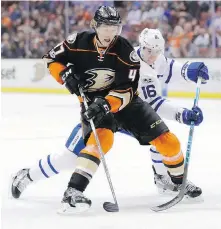  ?? JAE HONG, THE ASSOCIATED PRESS ?? Ducks defenceman Cam Fowler, left, and Maple Leafs forward Mitchell Marner fight for the puck during the first period in Anaheim on Friday night.