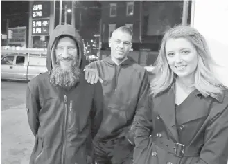  ??  ?? Johnny Bobbitt, left, Mark D’Amico and Kate McClure at a Philadelph­ia gas station last November.