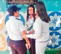  ??  ?? Atención. La menor de edad fue llevada con un psicólogo antes del reencuentr­o con su familia.