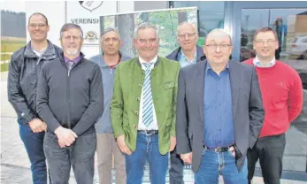  ?? SZ-FOTO: ELISABETH SOMMER ?? Manfred Jakob (Mitte) führt die Forstbetri­ebsgemeins­chaft Alb-Donau/Ulm mit nahezu gleichblei­bendem Vorstand in die Zukunft.