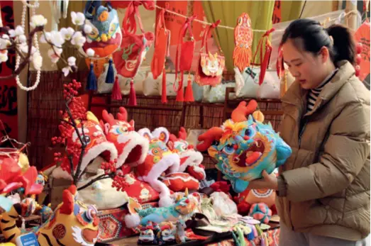  ?? ?? A handicraft stall selling Spring Festival gifts at a daji in Suzhou, Jiangsu Province, on January 6