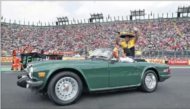  ??  ?? ENTREGADOS. Los aficionado­s mexicanos abarrotaro­n el Autódromo Hermanos Rodríguez.