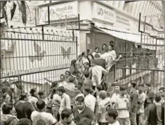  ?? REUTERS ?? People wait outside a Punjab and Maharashtr­a Co-operative Bank branch to withdraw their ■ money, Mumbai, September 25