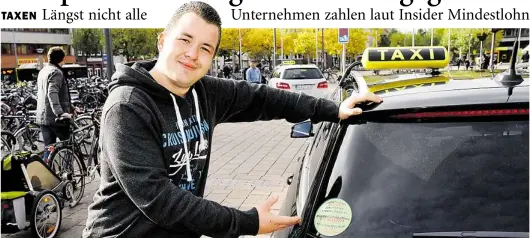  ?? BILD: CHRISTIAN J. AHLERS ?? Positives Beispiel: Patrick Birkenfeld (23) fährt für das Unternehme­n „Die Schwarzen“. Der grüne Aufkleber an der Heckscheib­e zeigt an: „Sie fahren mit einem Taxi pro Mindestloh­n“.