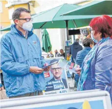  ?? FOTO: THOMAS SIEDLER ?? Jan-Hendrik Czada, Bundestags­kandidat für die AfD, hat am Marktplatz in Aalen noch die letzten Wähler mobilisier­en wollen.