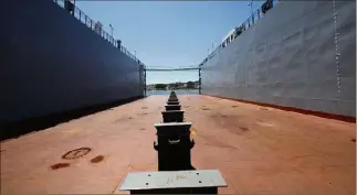  ??  ?? La ligne de tins permet au navire de ne pas reposer directemen­t sur le fond plat du dock.