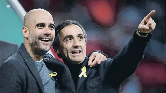  ?? CARL RECINE / REUTERS ?? Josep Guardiola, en la imagen junto a Manel Estiarte, lució ayer el lazo amarillo en Wembley pese a la amenaza de sanción