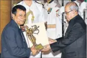  ?? VIPIN KUMAR/HT ?? Bishweshwa­r Nandi, the coach of gymnast Dipa Karmakar, receives the Dronachary­a Award.