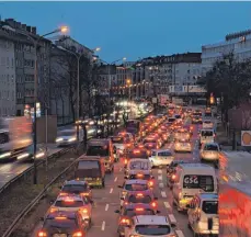  ?? FOTO: DPA ?? Bremslicht­er soweit das Auge blickt: München ist berüchtigt für seine Staus.