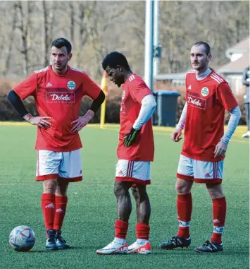  ?? Foto: Oliver Reiser ?? Seit mittlerwei­le zehn Jahren spielt der Senegalese Omar Samouwel für den FC Horgau. Nun ist er als Flüchtling anerkannt, hat eine Lehre begonnen und darf erstmals mit ins Trainingsl­ager fahren. Das freut auch Tobias Wieser (links) und Leon Rößle (rechts).