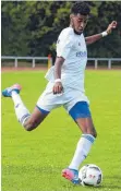  ?? FOTO: CHRISTIAN METZ ?? Der FV Ravensburg II (Awed Issac Abesselom) trifft im Derby auf Friedrichs­hafen.