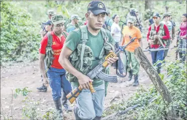  ??  ?? Preocupa a la sociedad colombiana el creciente número de rebeldes de las FARC (marxistas) que se alejan de acuerdo de paz firmado con el Gobierno en octubre de 2016. (archivo)