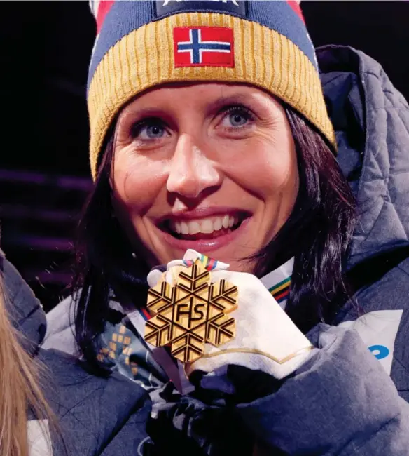  ?? Foto: Terje Pedersen, NTB ?? ⮉ Therese Johaug og Marit Bjørgen vant gull sammen for Norge i Falun-VM 2015.