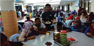  ??  ?? BERSAMA komuniti cacat penglihata­n.