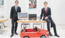  ??  ?? Eine Anerkennun­g für „easy stop“: Moritz Fischer und Jonathan Rank vom Aalener Schubart-Gymnasium