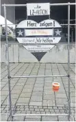  ?? FOTO: SIBYLLE GASCH ?? Ein kleiner Freundeskr­eis hat auf dem Markt Geld für „Wir helfen“gesammelt.