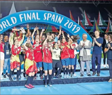 ??  ?? Las chicas del Espanyol levantan para España su primera Danone Nations Cup femenina.
