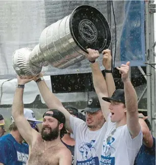  ?? PHELAN M. EBENHACK/AP ?? The Lightning’s Nikita Kucherov (left), Mikhail Sergachev (center) and Andrei Vasilevski­y hoist the Cup last year. Go to OrlandoSen­tinel.com/sports for coverage of Saturday’s Game 2.