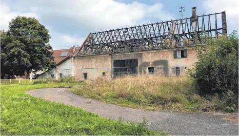  ?? FOTO: VERA ROMEU ?? Ein Investor möchte auf dem Areal in Scheer, auf dem die Brandruine steht, Wohnungen bauen. Dazu muss der Bebauungsp­lan geändert werden.