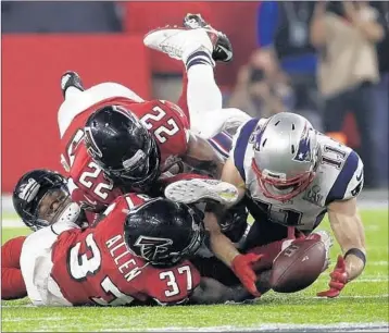  ?? PATRICK SEMANSKY/AP ?? The Patriots Julian Edelman makes a catch during his team’s second-half rally to win Super Bowl LI over the Falcons.