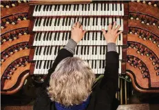  ??  ?? Daniel Roth in ungewöhnli­cher Perspektiv­e. Die fünfmanual­ige Orgel mit 102 Registern ist eins der frühen Instrument­e aus der Werkstatt Aristide Cavaillé-Colls.
